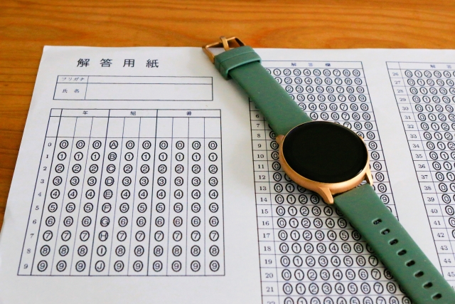 解答用紙と時計