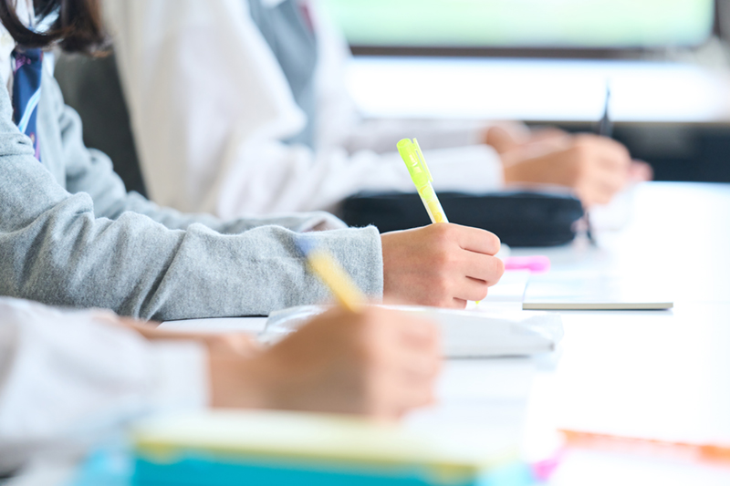 勉強をする学生